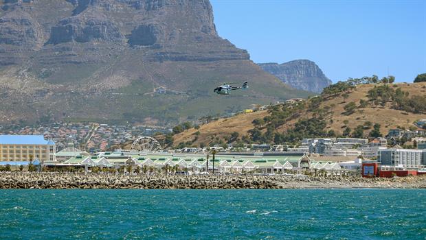 Blick auf das Gebiet der Waterfront in Kapstadt. Im Hintergrund ist der Tafelberg zu sehen.